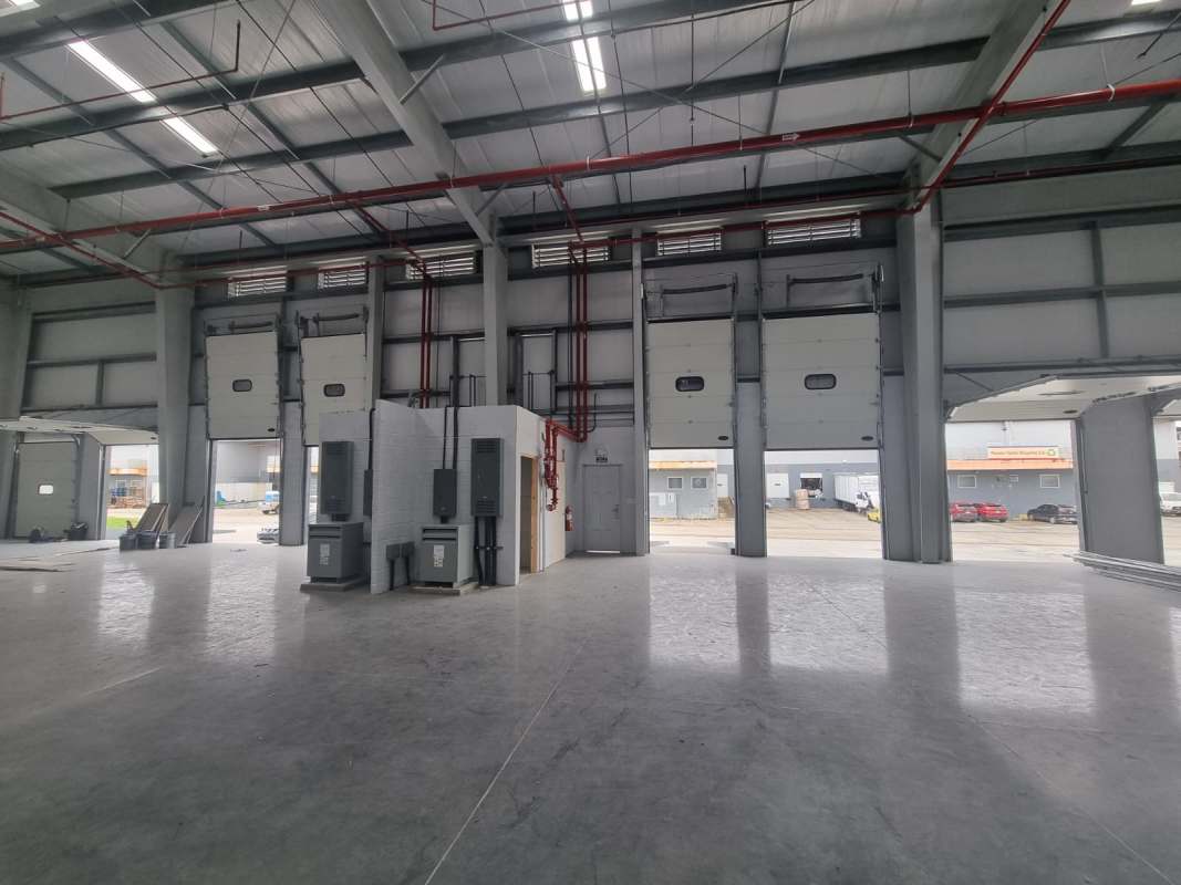 Empty warehouse interior with 10m ceiling and polished floor at Centro Logístico Llano Bonito