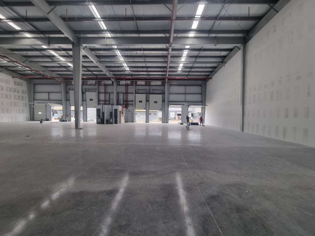 Large open plan empty industrial warehouse in Llano Bonito Panama