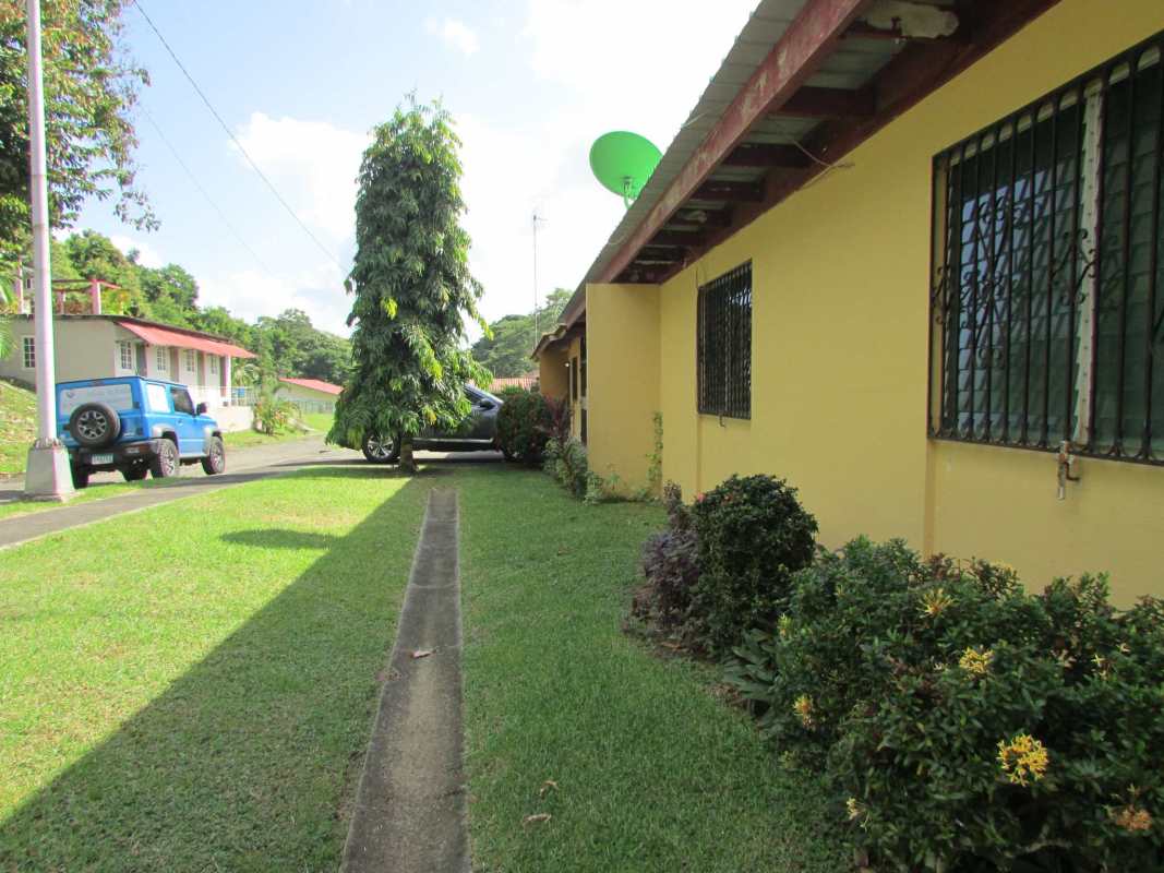 Spacious 4BR House with Garden Pedro Miguel Balboa