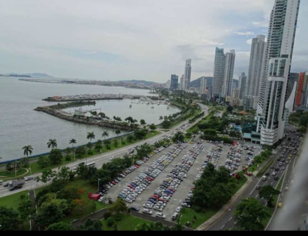 Spacious bedroom with floor-to-ceiling windows and ocean view in Avenida Balboa BICSA Tower