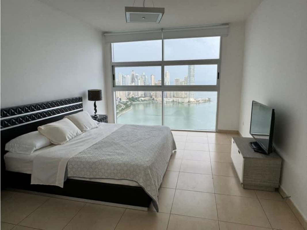 Modern bathroom with glass shower enclosure and tile PH BICSA Avenida Balboa