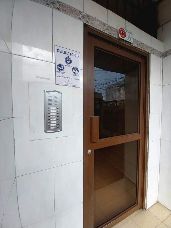 Entrance with glass door, intercom and security camera Condominio Fundavico Panama
