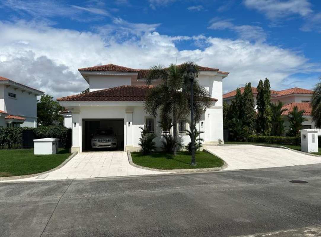 Spacious living area in Santa María mansion with marble floors and large windows