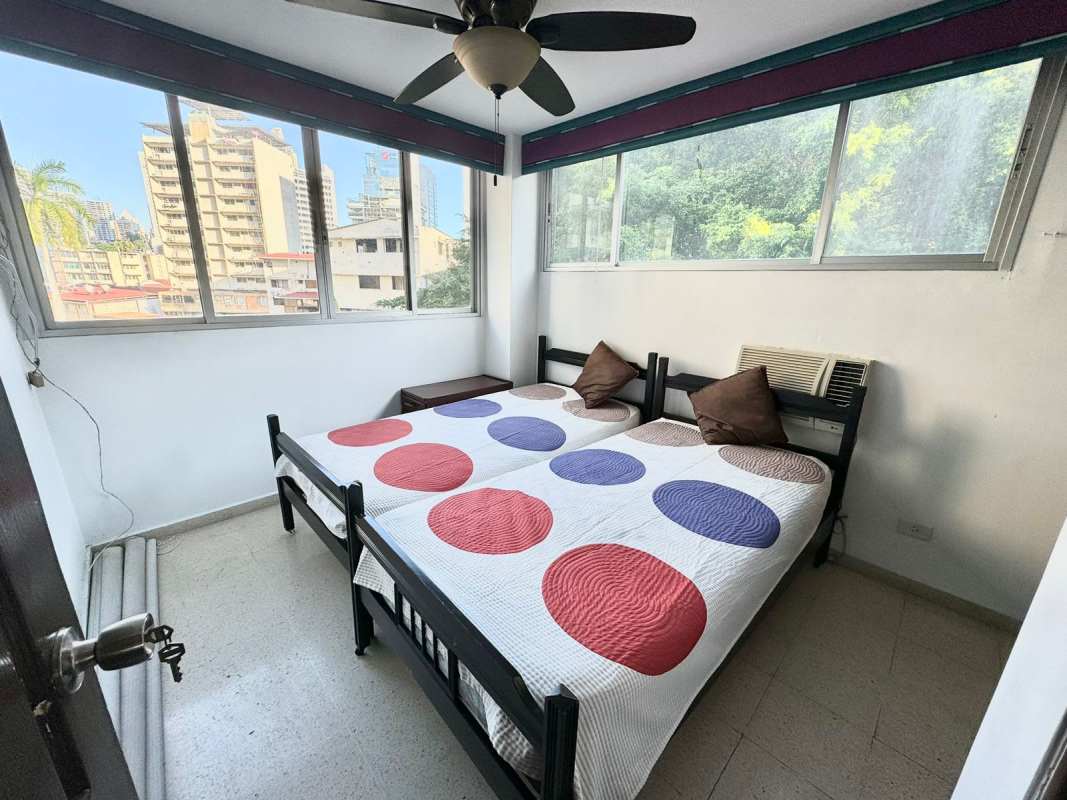 Bright bedroom with AC, corner windows, tiled floor PH Arcelia Bella Vista Panama