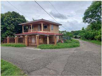 3BR Two-Story House with Balcony El Cocal Las Tablas