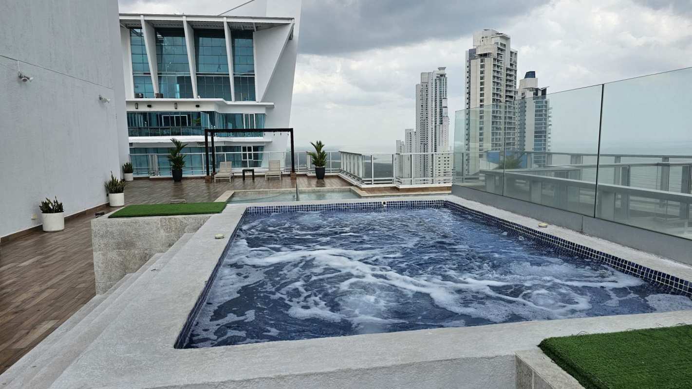 Rooftop jacuzzi with pergola lounge overlooking city skyline in PH Parkside Panama
