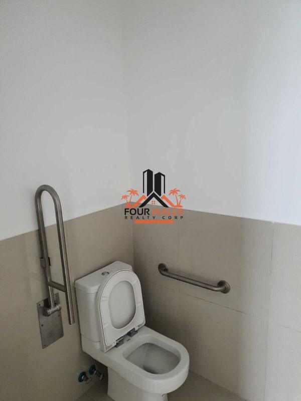 Modern accessible bathroom in PH BOC with safety grab bars Panama City