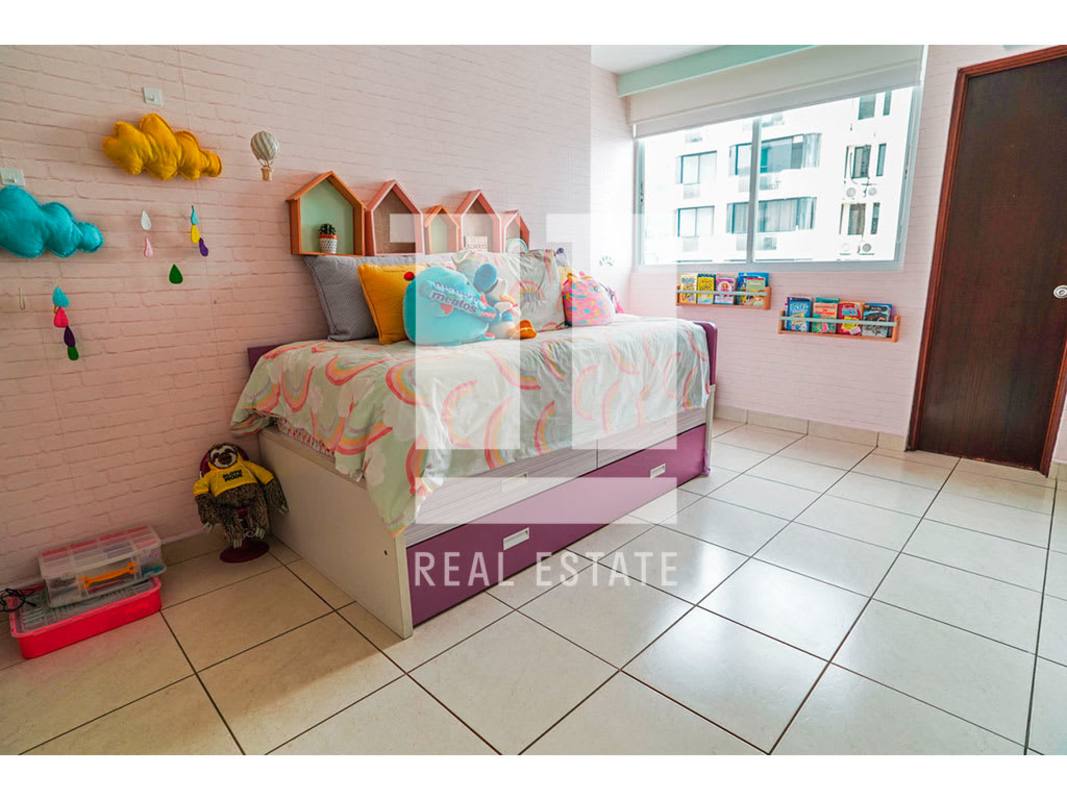 Children’s bedroom with bright decor, natural light and study nook PH Bahia Obarrio Panama