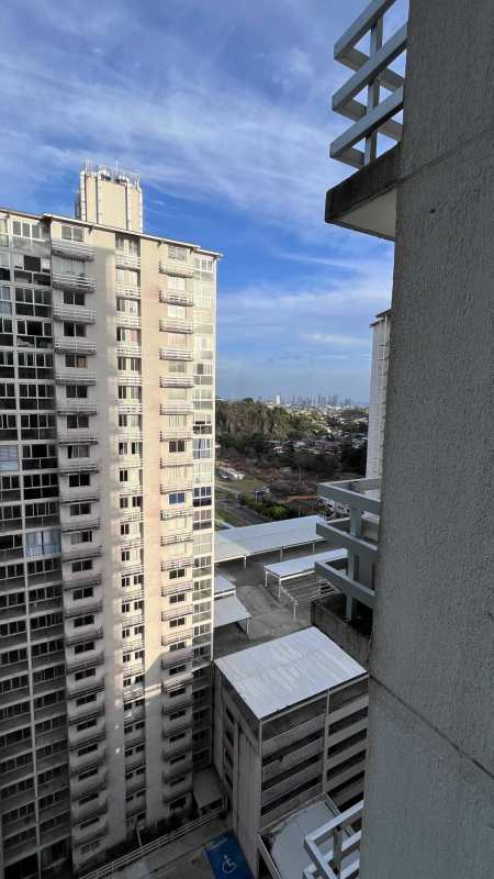 Bedroom modern wardrobe AC queen bed PH Bella Natura Los Andes Panama City rental
