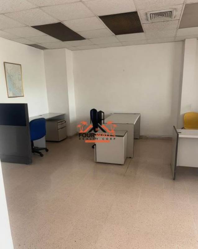 Bright modern office spaces with modular furniture at Plaza Los Angeles Panama