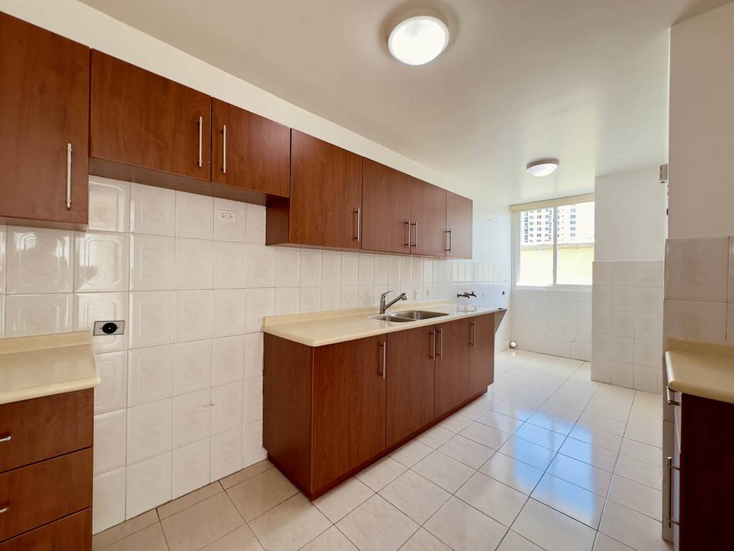 Bright bedroom with built-in wardrobe and large city-view window PH Vista Hermosa Plaza El Cangrejo