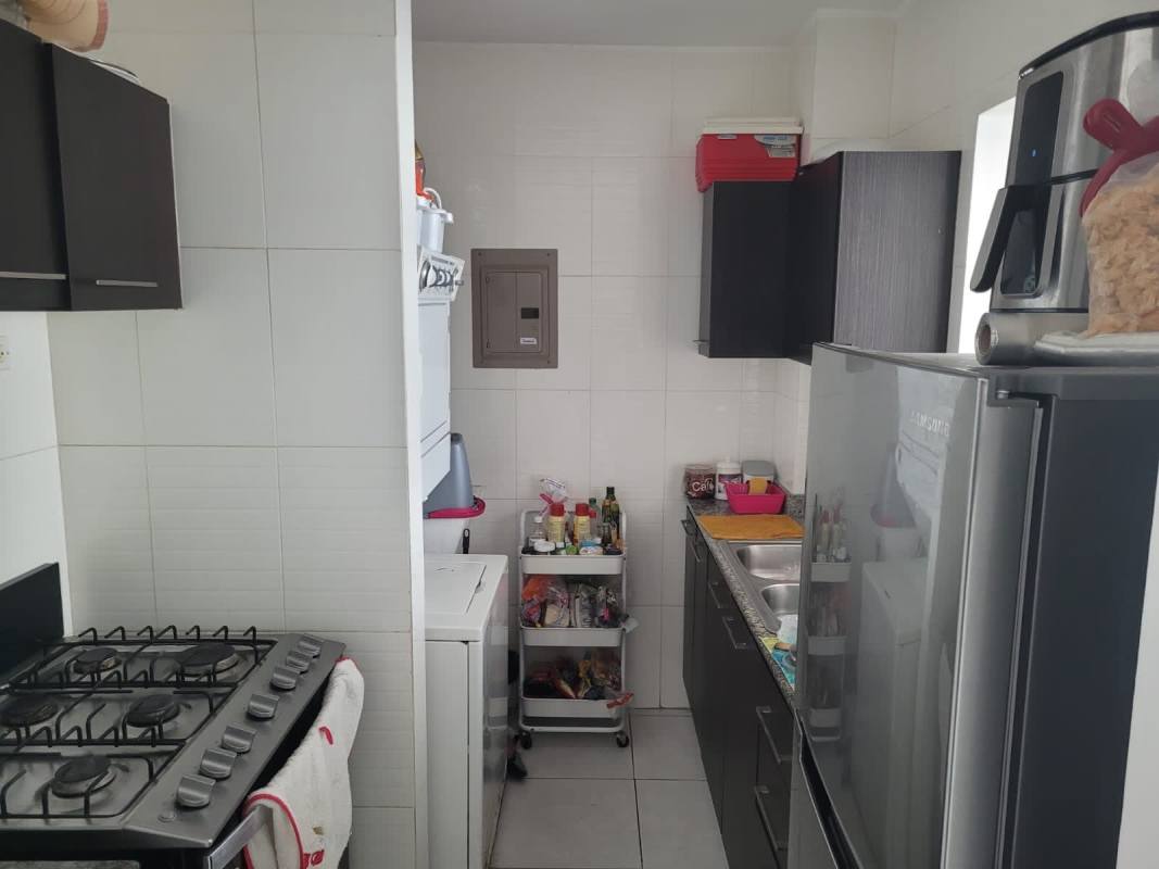 Functional kitchen with granite countertop, gas stove, appliances at Edison Park Building Panama