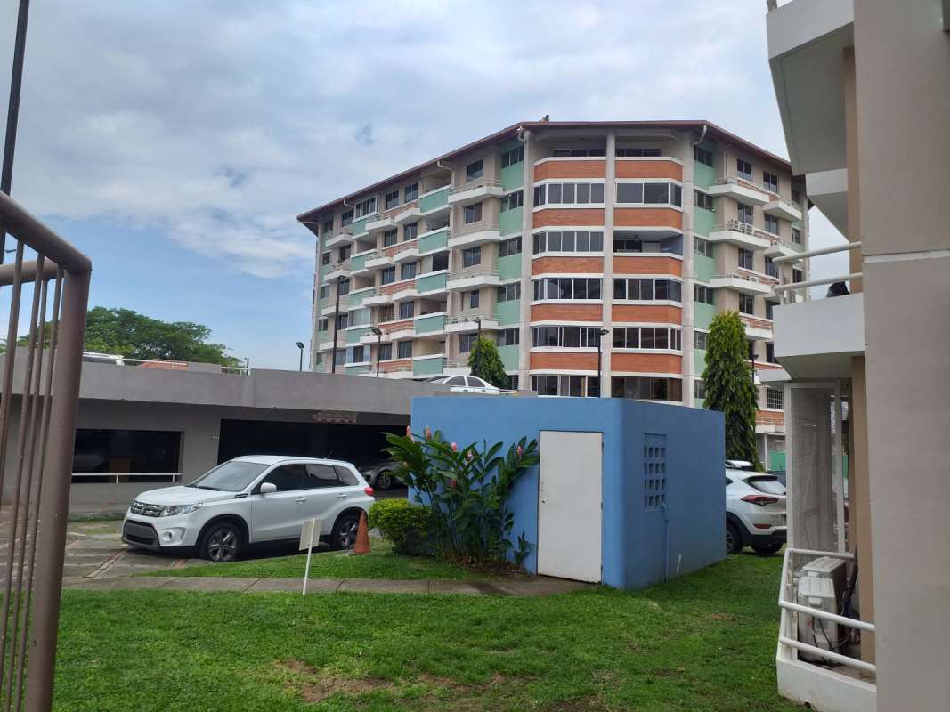 Modern kitchen with gas stove refrigerator PH Llano Bonito Don Bosco Panama