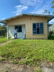 Remate advertisement with images of affordable houses in Chiriquí Panama with multiple features and contact info