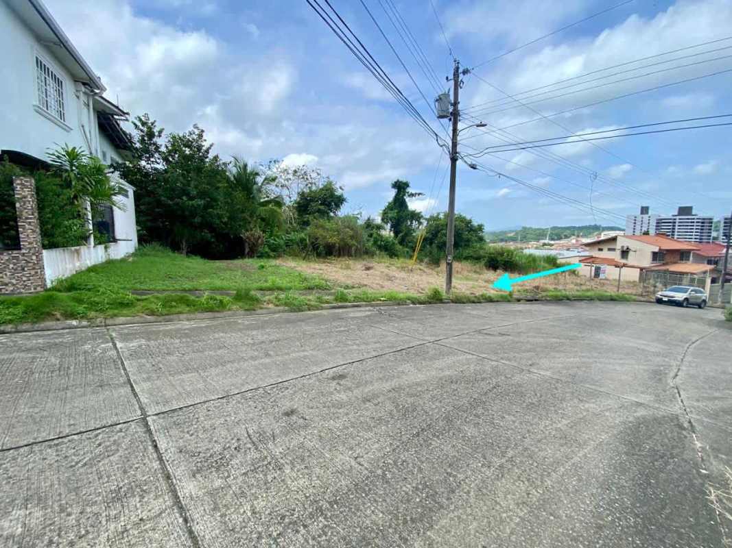 Aerial photo of titled 399m2 vacant land in Altos de Santa María San Miguelito with city skyline