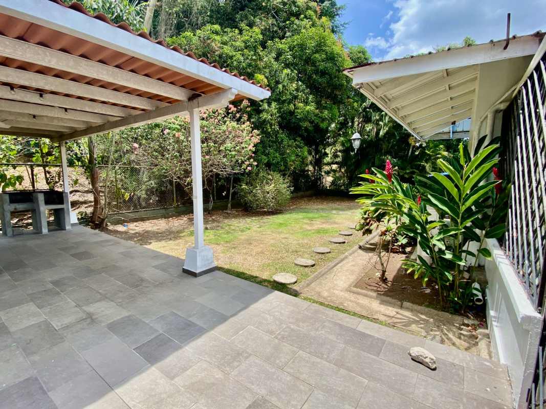 Garden backyard covered patio lush landscaping Albrook Panama family house