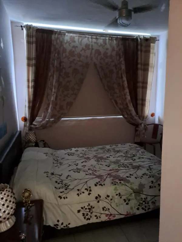 Master bedroom with ensuite bathroom in PH Luxor Tower El Cangrejo, features large windows and tile floors