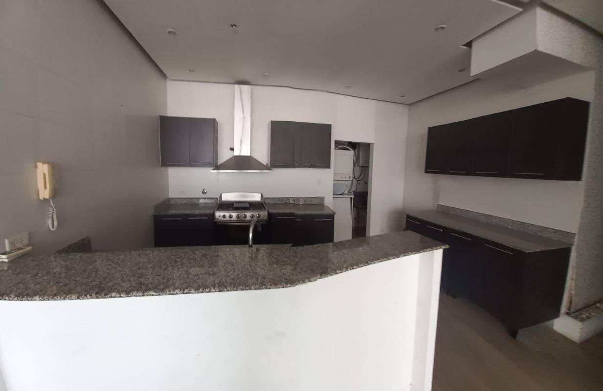 Bedroom suite with wood flooring, walk-in closet, chandelier PH Quadrat San Francisco Panama