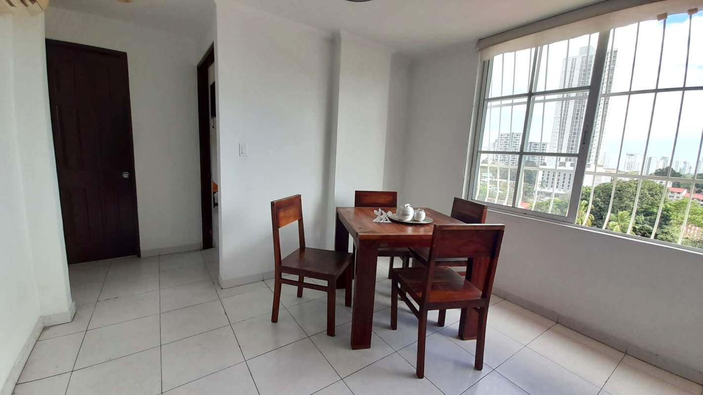 Bright dining area with large window offering city skyline view in PH Monterrey apartment La Loma Panama
