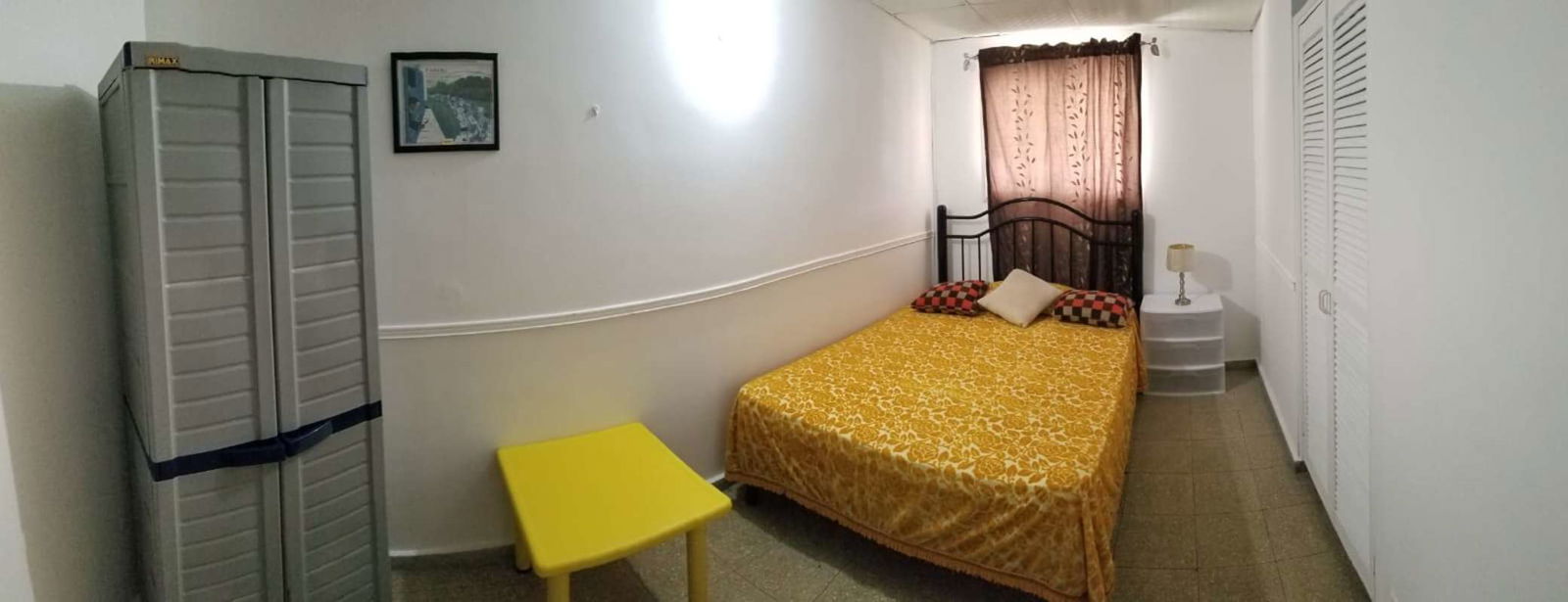 Simple bedroom with white walls, AC, toy castle and bright window Chanis Pedregal Panama