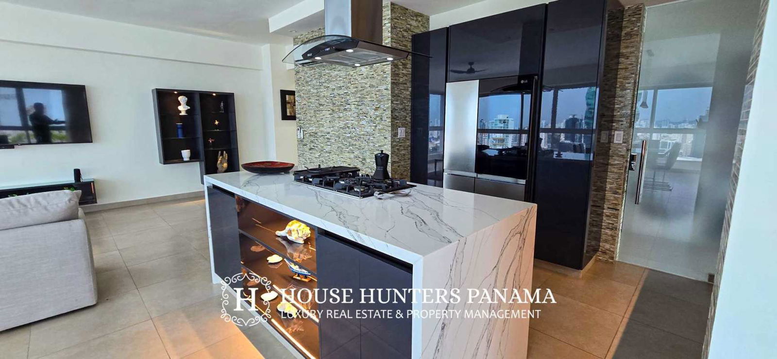 Bedroom with floor-to-ceiling windows, panoramic skyline view in PH Grand Bay Tower Panama City