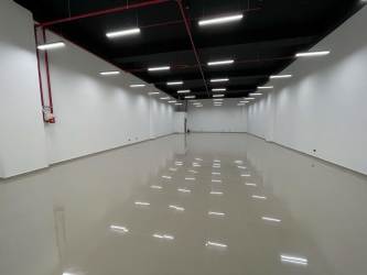 High ceiling empty warehouse retail unit for lease with emergency sprinkler at Westland Mall Panama
