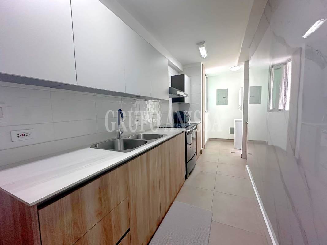 Guest bedroom with AC, built-in closet and window Bella Vista Panama