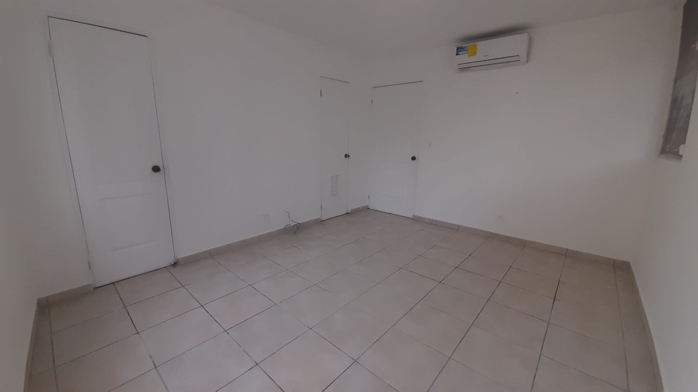 Bedroom with built-in closet and tiled floor PH Mar del Sur San Francisco Panama