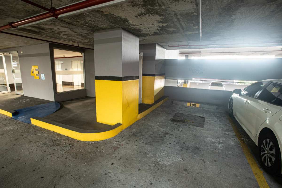 Luxury reception lobby with marble floors, reception desk at PH Office One Obarrio