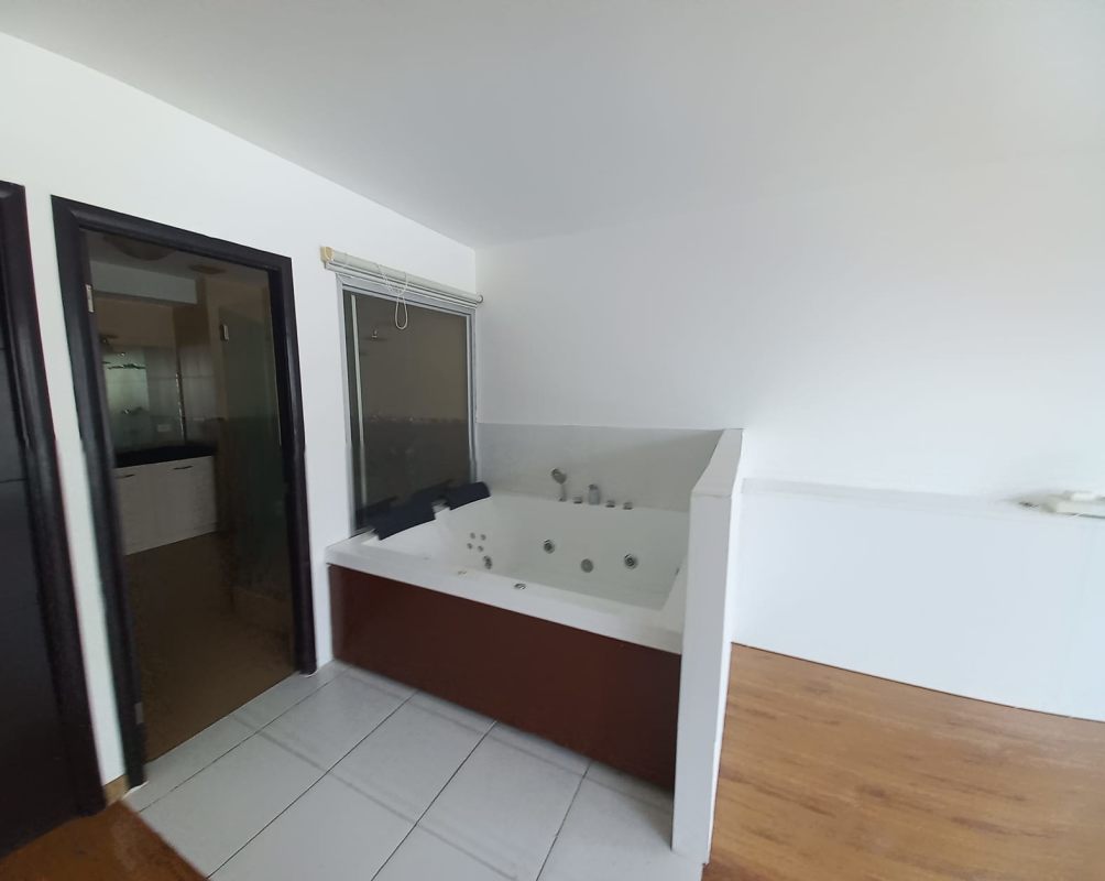 Rooftop infinity pool lounge chairs skyline ocean view PH Bayfront Tower Avenida Balboa Panama