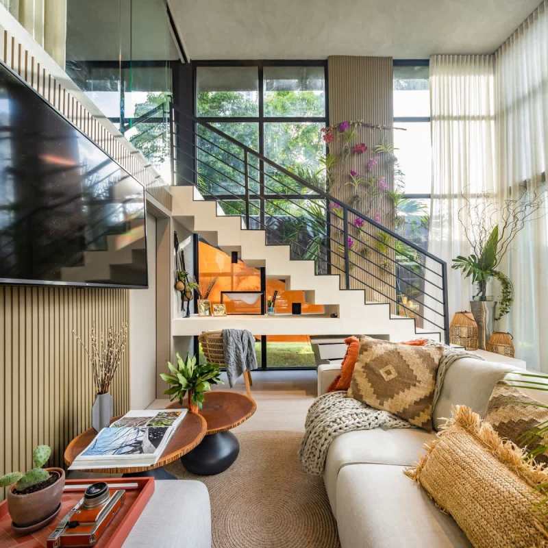 Loft-style bedroom overlooking living room with city and ocean view PH Doble Cincuentenario