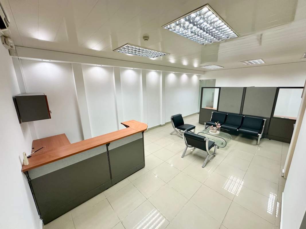 Reception desk with waiting chairs and partitions in Plaza Procenter Costa del Este Panama City