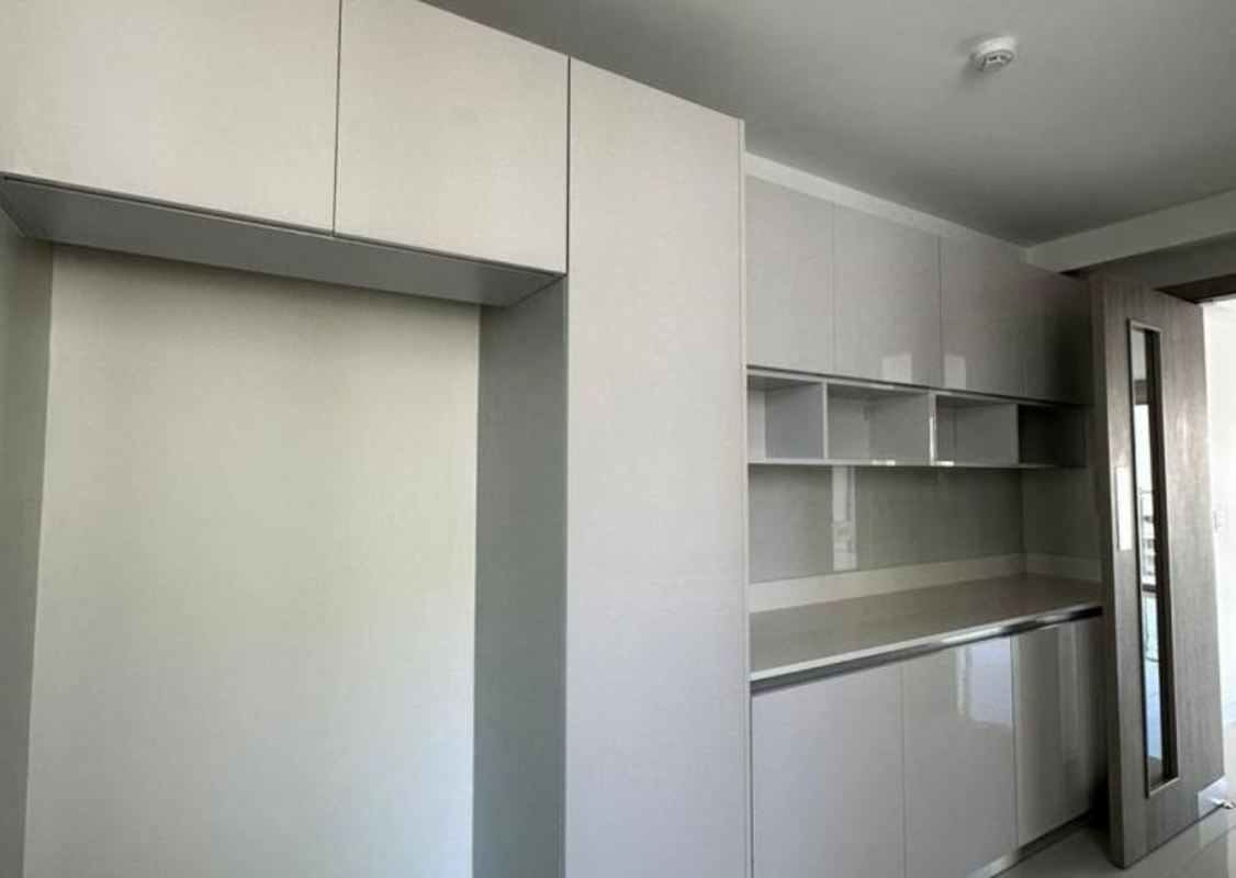 Minimalist kitchen with built-in cabinets and sliding door at PH Velure Panama City