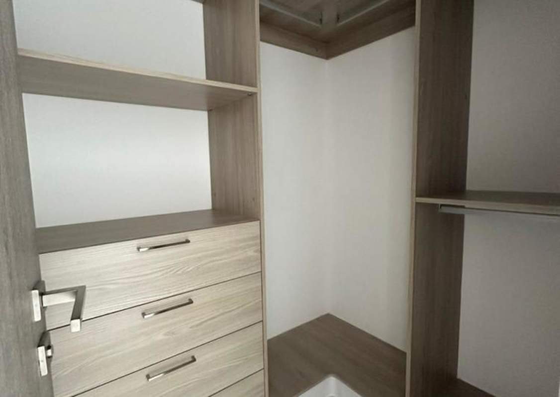 Modern bathroom with vessel sink and tile accent wall in PH Velure Panama