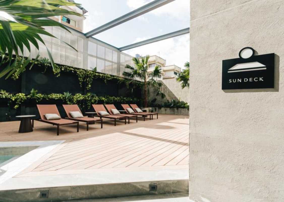 Rooftop sun deck with loungers and garden wall PH Velure El Cangrejo Panama