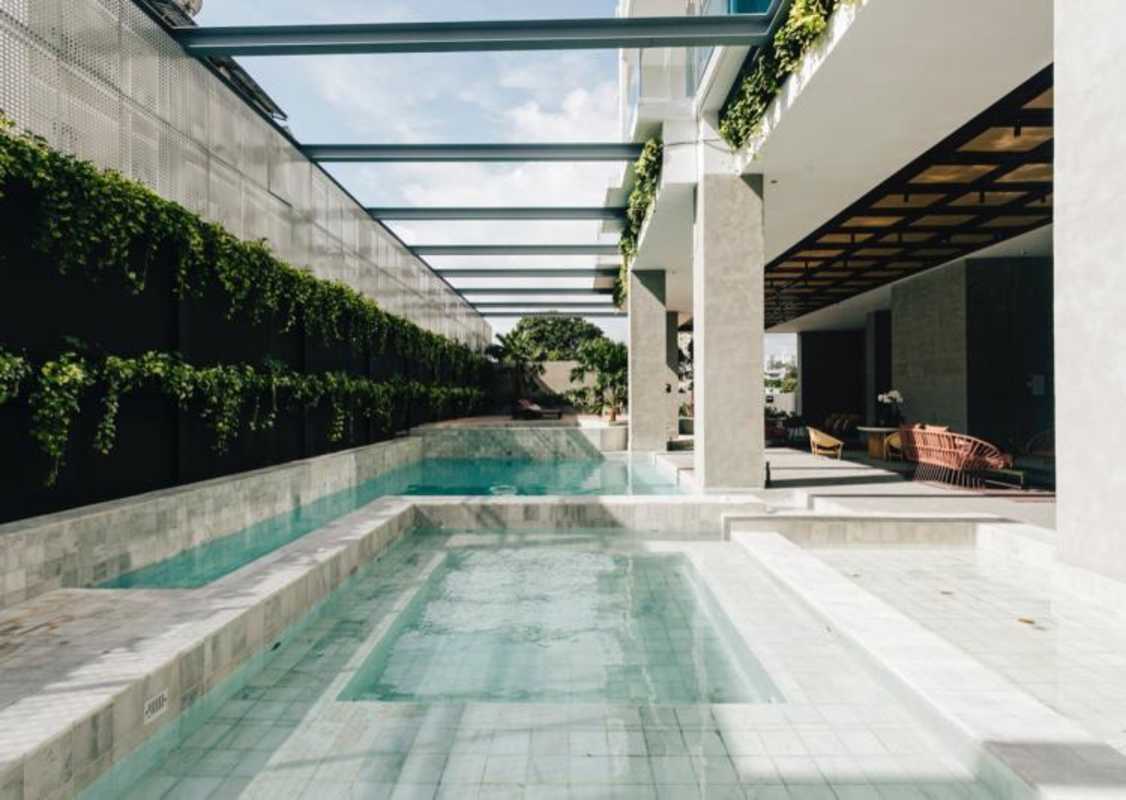 Swimming pool with jacuzzi and pergola at PH Velure Panama City