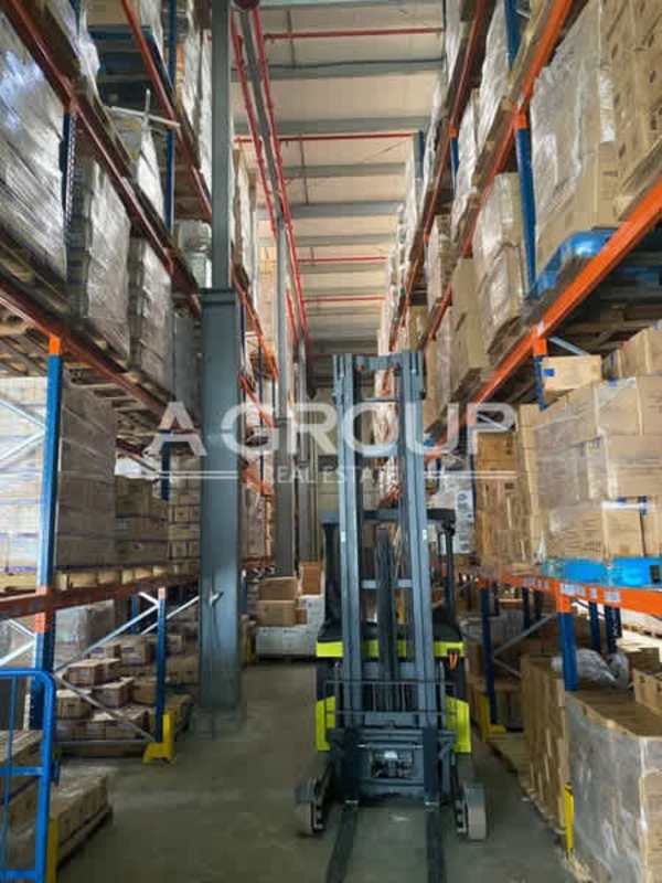 Warehouse storage area featuring high ceiling and pallet racks in Zona Uno Terminal Panama