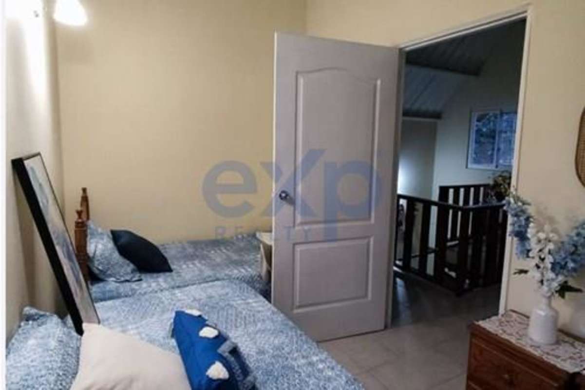 Cozy twin bedroom traditional decor in mountain retreat Cerro Azul Panama for sale