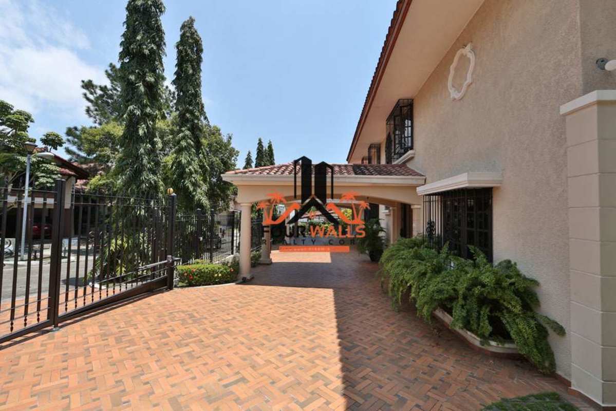 Tropical garden pool and patio luxury house Pueblo Nuevo Panama City