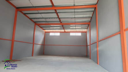 Spacious industrial warehouse interior with 9-meter high ceilings, exposed steel beams, and large open storage area in David Panama