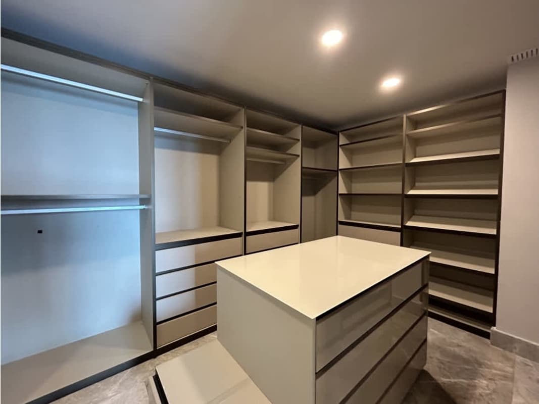 Spacious walk-in closet with built-in shelves and drawers in PH The Towers Punta Paitilla