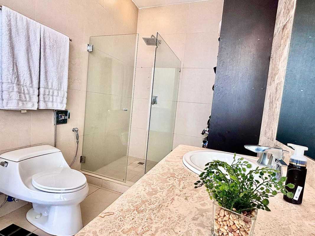 Spacious living room with panoramic ocean and skyline views in PH Rivage Avenida Balboa Panama