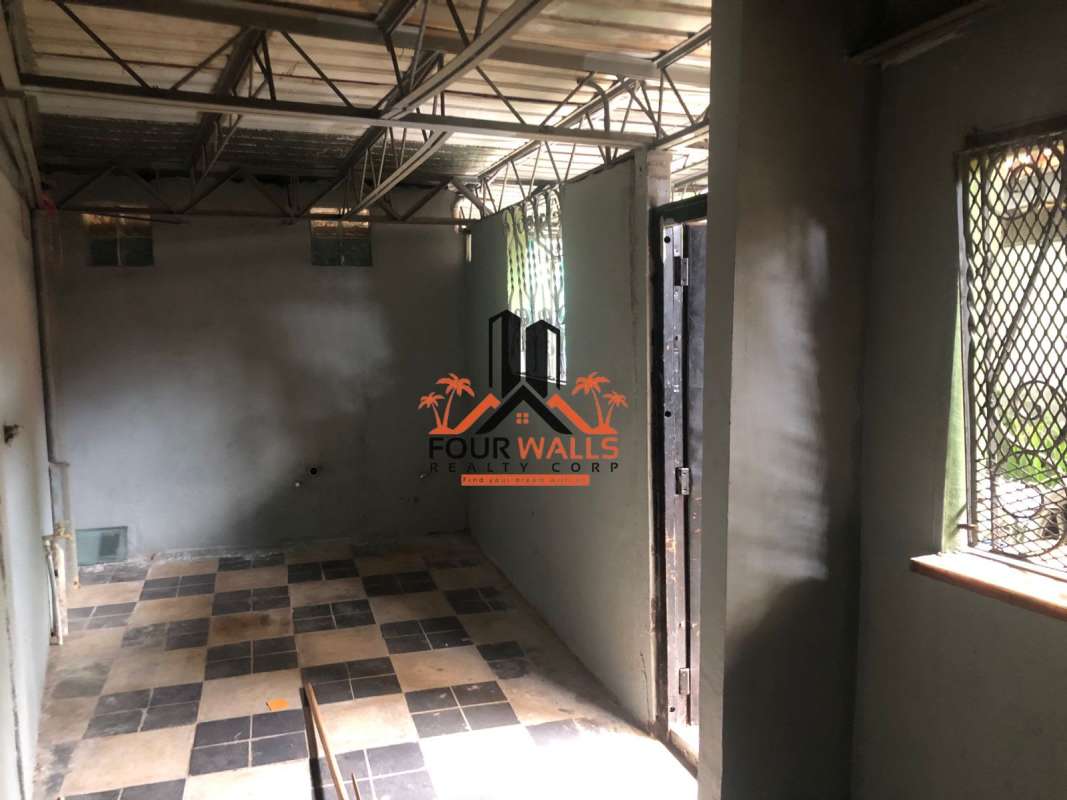 Covered outdoor commercial area with seating possibilities in Canal Plaza Albrook Panama