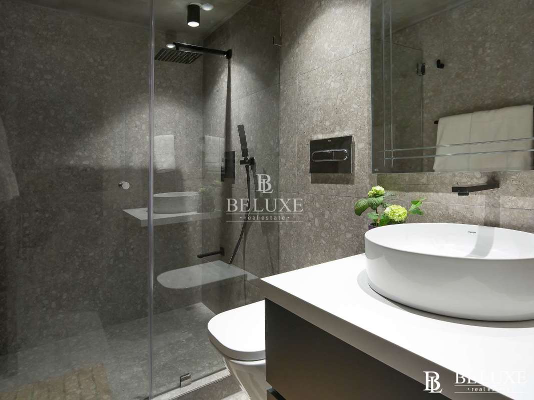 Contemporary bathroom with walk-in glass shower, vessel sink and minimalist design PH Doble Cincuentenario Panama