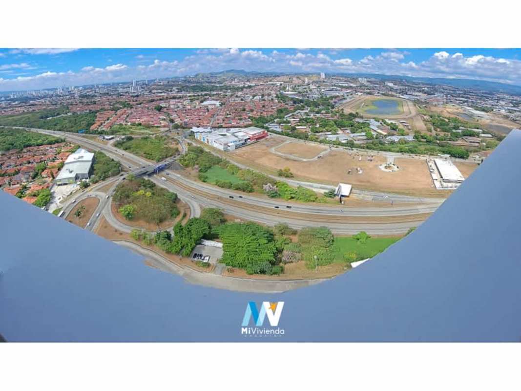 Swimming pools and sun deck amenities at luxury tower PH The Colonial Santa María Panama City