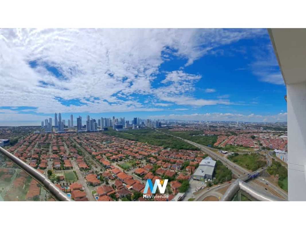 Elegant lobby entrance at PH The Colonial with high ceilings and luxury finishes, Panama City