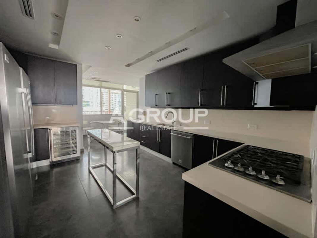 Spacious updated kitchen with granite countertops, island and stainless appliances at Pacific Point Tower 600 Panama