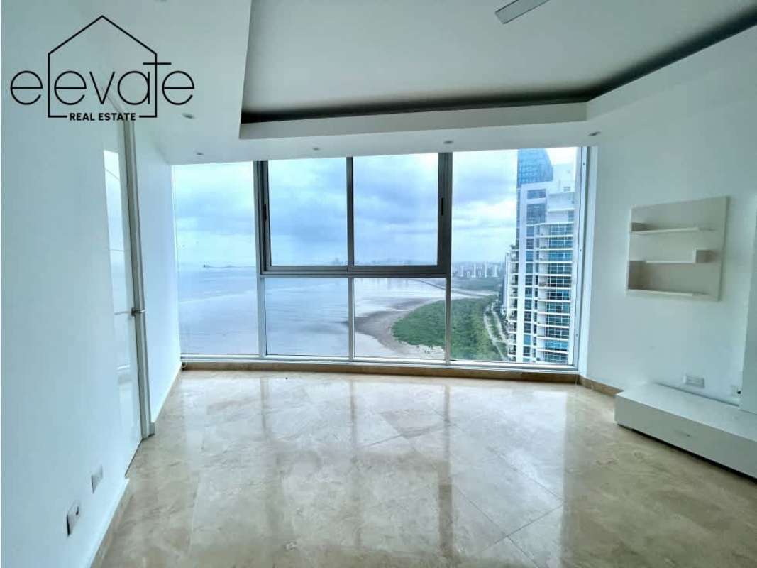 Dining room with floor-to-ceiling windows and Pacific views in Pearl at the Sea Costa del Este Panama