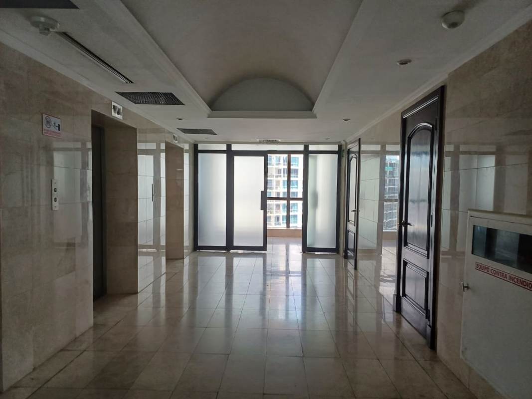 Modern elevator lobby with glass details in Torre Exterior BAC Avenida Balboa Panama