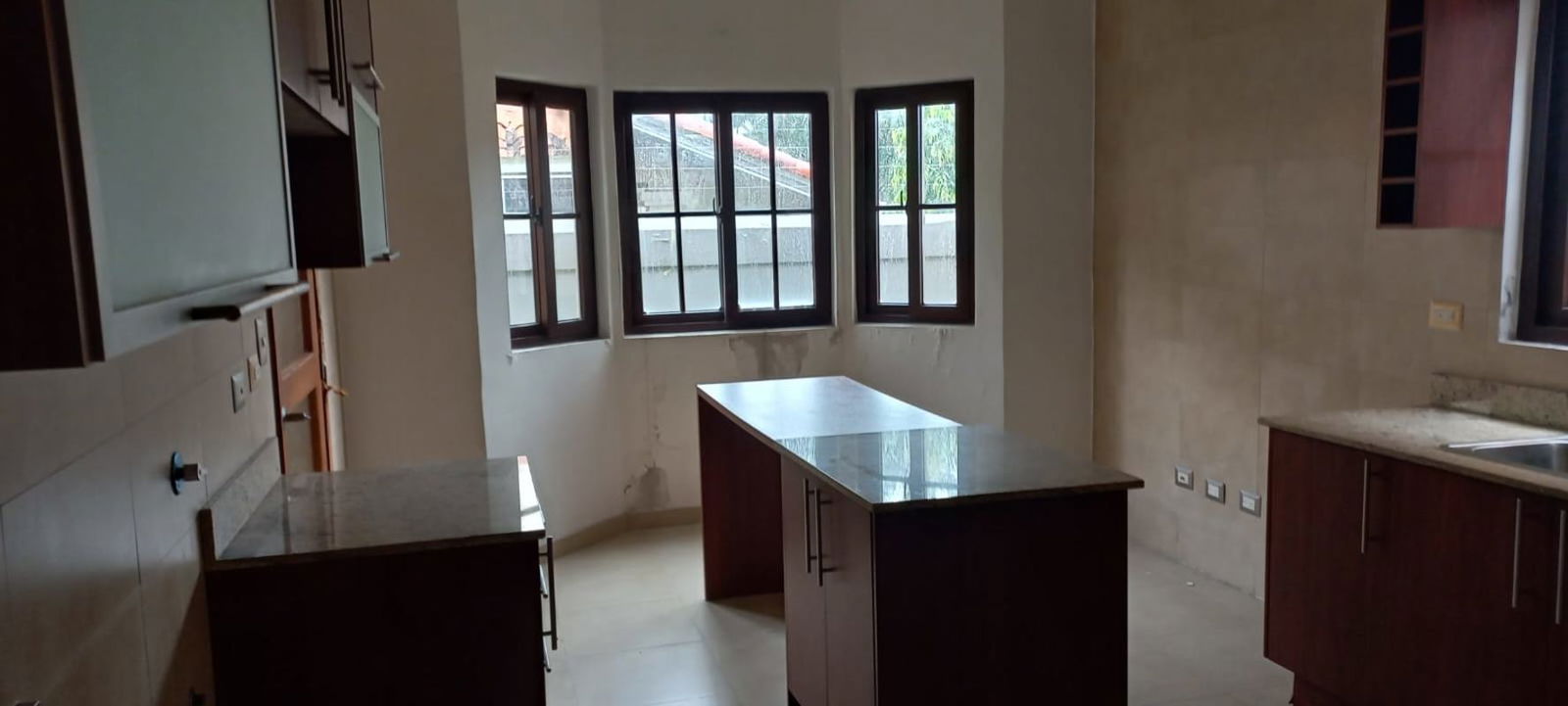 Corner room with large arched windows and natural light in El Doral Costa Sur Panama